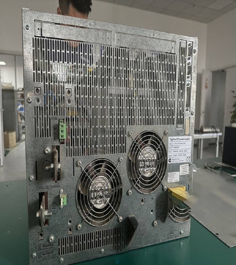 拓普康直流電源TP.C.10KW系列維修-負(fù)載能力差維修方法 故障現(xiàn)象一：電源負(fù)載能力差 電源負(fù)載能力差是一個常見的故障，一般都是出現(xiàn)在老式或是工作時間長的電源中，主要原因是各元器件老化，開關(guān)管的工作不穩(wěn)定，沒有及時進(jìn)行散熱等。此外還有穩(wěn)壓二極管發(fā)熱漏電，整流二極管損壞等。 維修方法：用萬用表著重檢查一下穩(wěn)壓二極管，高壓濾波電容，限流電阻有無變質(zhì)等再仔細(xì)檢查一下電路板上的所有焊點(diǎn)是否開焊，虛接等。把開焊的焊點(diǎn)重新焊牢，更換變質(zhì)的元器件，一般故障即可排除。 故障現(xiàn)象：無直流電壓輸出，但保險絲完好 這種現(xiàn)象說明開關(guān)電源未工作，或者工作后進(jìn)入了保護(hù)狀態(tài)。 維修方法：首先應(yīng)判斷一下開關(guān)電源的主控芯片UC3842是否處在工作狀態(tài)或已經(jīng)損壞。判斷方法是這樣的：加電測UC3842的第7腳對地電壓，若測第8腳有+5V電壓，1，2，4，6腳也有不同的電壓，則說明電路已起振，UC3842基本正常;若7腳電壓低，其余管腳無電壓或不波動，則UC3842已損壞。UC3842芯片損壞最常見的是6，7腳對地?fù)舸?，7腳對地?fù)舸┖?，7腳對地?fù)舸Ｈ绻@幾只腳都為擊穿，而開關(guān)電源還是不能正常啟動，則UC3842必壞，應(yīng)直接更換。若判斷芯片未壞，則就著重檢查開關(guān)功率管的柵極(G極)的`限流電阻是否開焊，虛接，變值，變質(zhì)以及開關(guān)功率管本身是否性能不良。除此之外，電源輸出線也有可能斷線或接觸不良也會造成這種故障。因此在維修時也應(yīng)注意檢查一下。